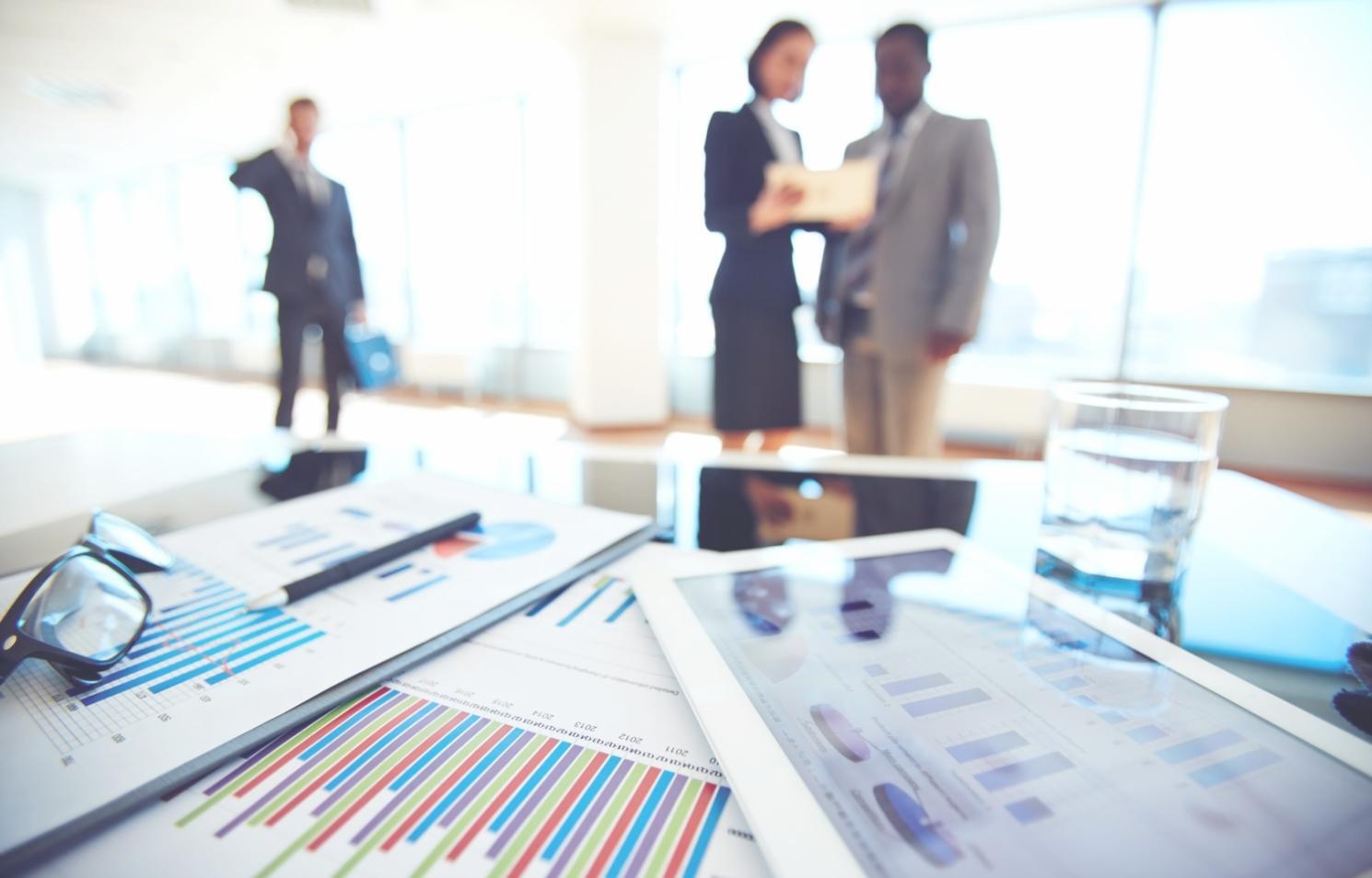 Verkaufsgespräch in modernem Büro