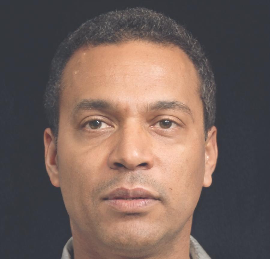 Lukas Wernberg bei konzentrierter Arbeit im Büro